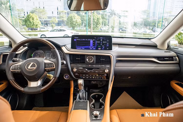 Lexus RX 450h facelift sở hữu mức giá cao nên xe có gương chiếu hậu chỉnh điện, gập tự động, tự động điều chỉnh khi lùi, chống chói, chức năng sấy và cả nhớ vị trí. Tay nắm cửa xe tích hợp cảm biến mở cửa thông minh mang đến sự tiện dụng. Hơn nữa, khu vực thân xe còn nổi bật nhờ "dàn chân" kích thước 20 inch đa chấu với tông màu bắt mắt, dòng chữ Hybrid biểu hiện động cơ điện.