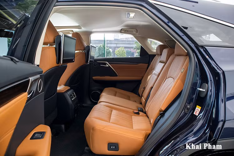 So với phiên bản RX 350, đuôi của biến thể 450h sẽ có một số thay đổi khác biệt nhằm đáp ứng nhu cầu của khách hàng. Theo đó, cản sau trên Lexus RX 450h nâng cấp được trang bị những đường chia gió, thiết kế khí động học này giúp nâng cao khả năng vận hành ở tốc độ cao. Cụm đèn hậu trên xe tương tự những biến thể khác với bóng LED kéo từ phần thân đến đuôi xe. Ở bản mới, cốp xe 450h đã được cung cấp tính năng đá cốp bên cạnh chức năng mở điện quen thuộc duy trì từ bản cũ.