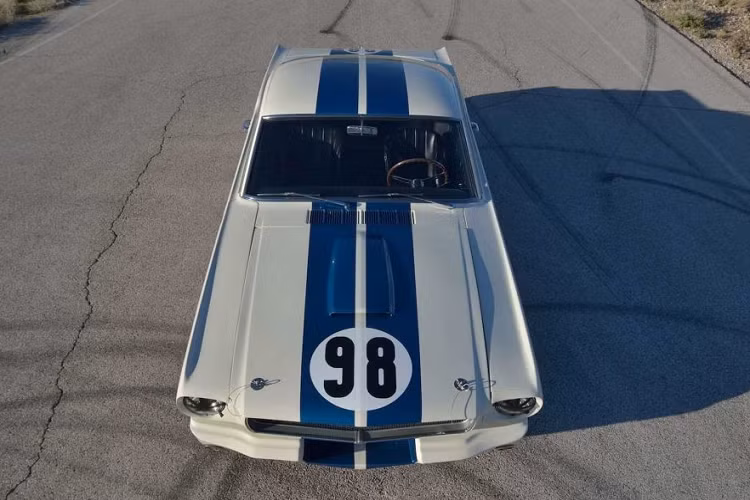 Chiếc xe này mang số khung 5R002, là một trong những chiếc xe cơ bắp cổ điển có tầm ảnh hưởng lớn nhất trong lịch sử xe cơ bắp của Mỹ. Nó từng phục vụ dưới vai trò một chiếc xe thử nghiệm của xưởng Shelby, một chiếc xe thử nghiệm có thể hoạt động để hãng độ này tạo ra các chi tiết và ý tưởng mới, góp phần vào việc phát triển chiếc xe đua thứ 2 (5R001) cũng như 32 chiếc Shelby GT350R thương mại khác.