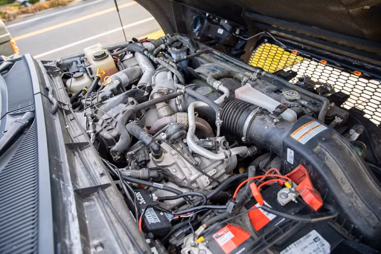 Không chỉ có diện mạo hầm hố, MegaRexx F250R còn có những trang bị máy móc cực ấn tượng. Nó có lắp đặt một động cơ dầu V8 Power Stroke dung tích 6.7 lít sản sinh 440 mã lực và 1.166 Nm mô-men xoắn cực đại theo cấu hình chính hãng, nhưng quảng cáo bán hàng có đề cập đến “phụ tùng ống xả hậu mãi”, gợi ý rằng nhà sản xuất có thể đã độ động cơ. Công suất được truyền tới một hộp số 6 cấp và phân phối tới bánh sau hoặc tất cả 4 bánh tùy theo điều chỉnh của người lái.