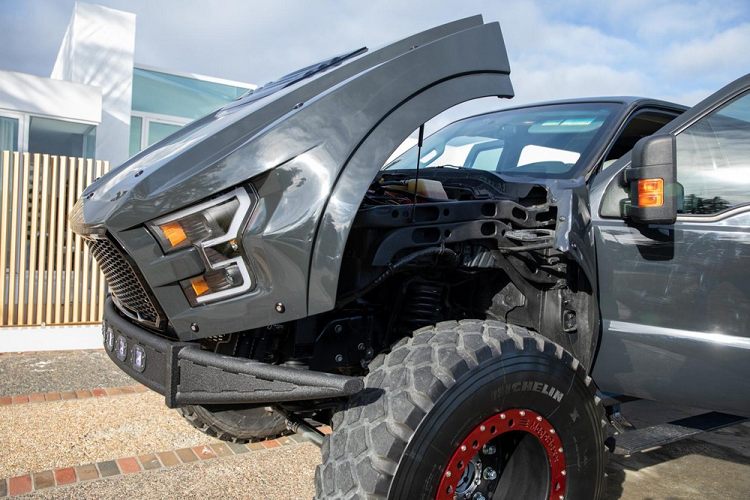 Các tấm chắn bùn phía sau cũng được làm bằng sợi thủy tinh, và chúng mang tới nhiều không gian hơn cho bộ lốp xe Michelins bọc quanh bộ la-zăng 10 lỗ beadlock cỡ 20-inch.