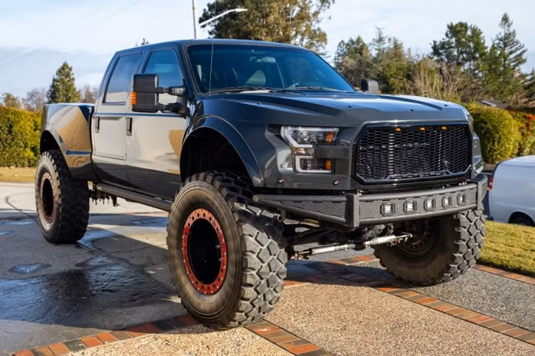 Nếu bạn lo lắng rằng bán tải Ford F-150 Raptor là “chưa đủ khủng” cho hành trình việt dã của mình, vậy thì chiếc MegaRexx F250R 2016 chắc sẽ khiến bạn vô cùng hài lòng. Như cái tên gợi ý, nó được chế tạo dựa trên F-250 Super Duty và tăng cường khả năng off-road với một hệ thống treo Icon và bộ lốp xe cỡ 46-inch khổng lồ, cùng những trang bị độ khác.