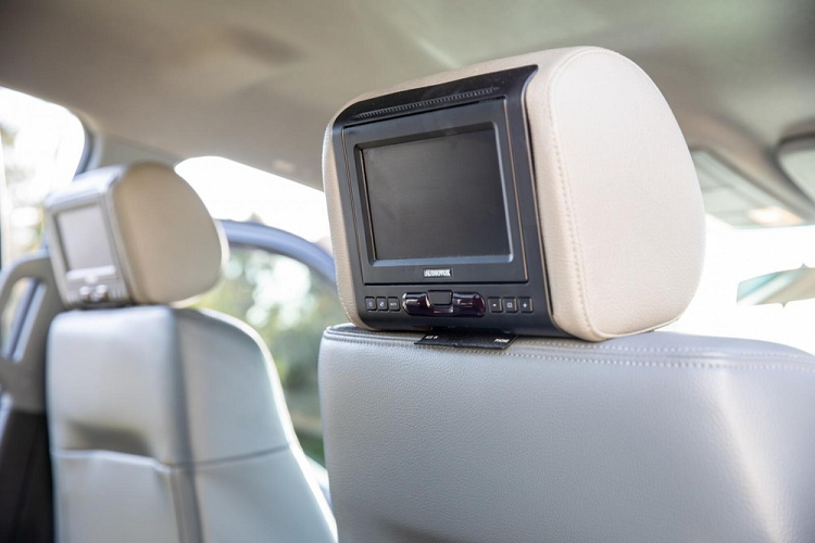 Không rõ chiếc giá xe MegaRexx F250R bao nhiêu, nhưng khi còn mới nó có giá khoảng 90.000 USD. Con số này nghe có vẻ “rẻ bất ngờ” nhưng nó vốn được chế tạo trên phiên bản F-250 Super Duty XL, một phiên bản sơ cấp với ghế vinyl và một vài món đồ sang trọng mà thôi. Gói trang bị F250R của MegaRexx có giá khởi điểm khoảng 28.000 USD, và chiếc xe ở đây dường như có nhận thêm vài trang bị ngon lành nữa, vậy nên không bất ngờ nếu mức đấu giá cuối cùng của nó là hơn 100.000 USD.