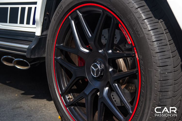 Cụm đèn chiếu sáng được cải tiến mang cảm giác hiện đại hơn với hệ thống đèn LED toàn phần ( Full LED ) dạng tròn kết hợp với đèn xi-nhan nhô hẳn ra khỏi phần nắp động cơ, hệ thống đèn mới không chỉ mang lại vẻ đẹp tinh tế cho xe mà đồng thời còn giúp người lái vận hành G63 AMG Edition 1 an toàn hơn trong điều kiện thiếu sáng.