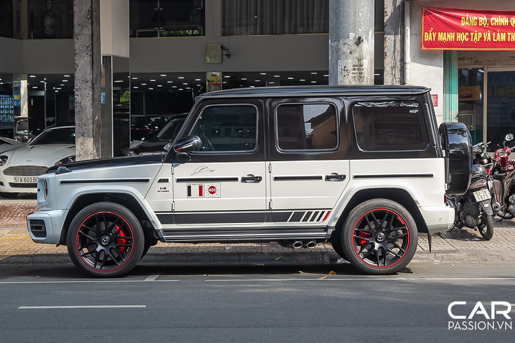 SUV hạng sang Mercedes-Benz G-Class được biết đến vơi thiết kế vuông vức cổ điển nhưng vẫn giữ được sự sang trọng và đẳng cấp của thương hiệu ngôi sao 3 cánh. Qua nhiều năm ra mắt cùng nhiều phiên bản, biến thể khác nhau, những chiếc Mercedes-Benz G-Class vẫn giữ nguyên được vẻ đẹp cổ điển kết hợp với những chi tiết thiết kế hiện đại, tân tiến, đem lại sức hút không thể chối từ đối với những tín đồ mê xe.