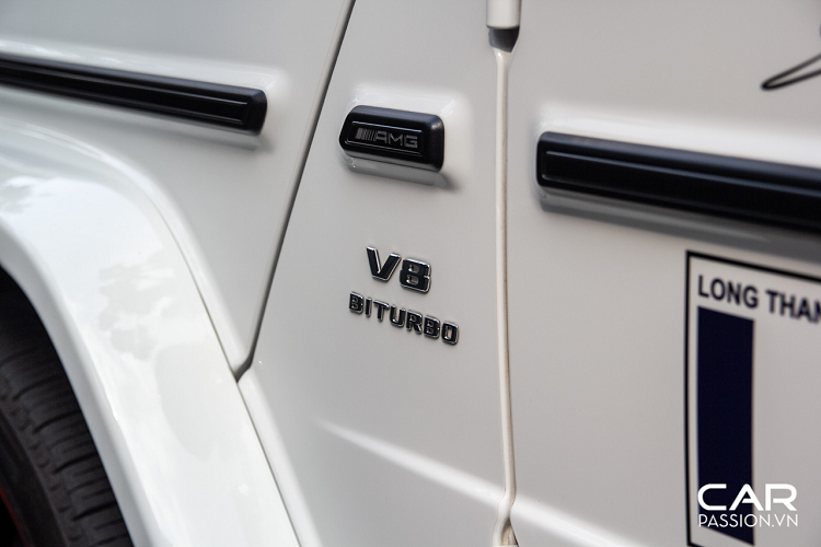 Một số thay đổi đáng chú ý khác về mặt ngoại thất còn bao gồm lưới tản nhiệt lớn hơn kết hợp với các nan dọc Panamericana độc đáo, xe được bố trí với nhiều hốc gió cỡ lớn hơn, nhiều đường gân chạy dọc theo thân xe giúp tăng thêm phần nam tính cho G63 AMG Edition 1, gương chiếu hậu được thiết kế lại theo hình bầu dục tích hợp đèn xi-nhan, hộp đựng lốp dự phòng được từ thép không gỉ,…