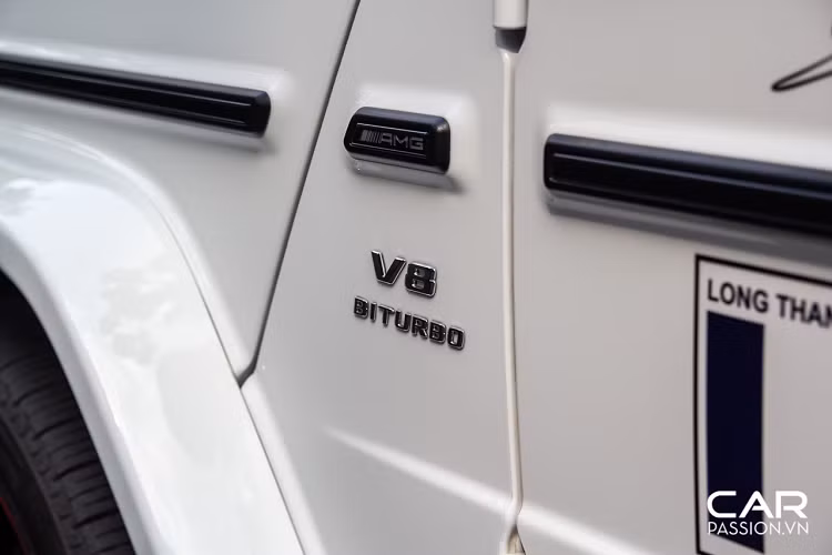 Một số thay đổi đáng chú ý khác về mặt ngoại thất còn bao gồm lưới tản nhiệt lớn hơn kết hợp với các nan dọc Panamericana độc đáo, xe được bố trí với nhiều hốc gió cỡ lớn hơn, nhiều đường gân chạy dọc theo thân xe giúp tăng thêm phần nam tính cho G63 AMG Edition 1, gương chiếu hậu được thiết kế lại theo hình bầu dục tích hợp đèn xi-nhan, hộp đựng lốp dự phòng được từ thép không gỉ,…