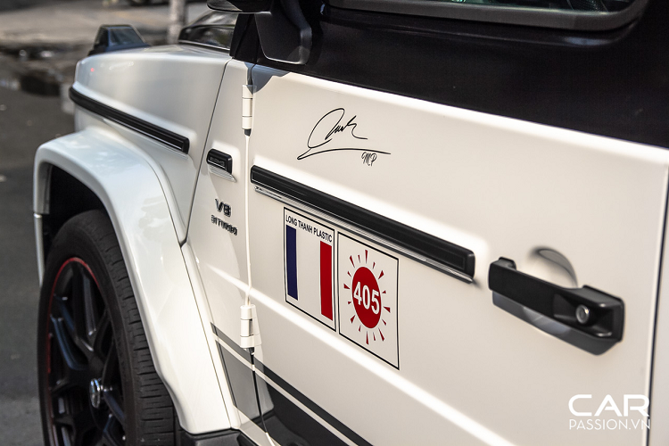 Đa số những chiếc G-Class thế hệ mới tại thị trường Việt Nam đều thuộc phiên bản giới hạn Edition 1 với nhiều chi tiết thể thao như phần mâm đa chấu cỡ lớn với viền đỏ thể thao, ốp gương được sơn đen với viền đỏ cũng như một số họa tiết trang trí trên thân xe. Tuy nhiên, để “đặc biệt hóa” cho chiếc xe của mình, những vị chủ nhân thường lựa chọn cách nâng cấp các bộ bodykit đầy hầm hố như Brabus hay TopCar, hoặc đơn giản hơn là trang trí chiếc xe của mình với lớp decal lạ mắt.