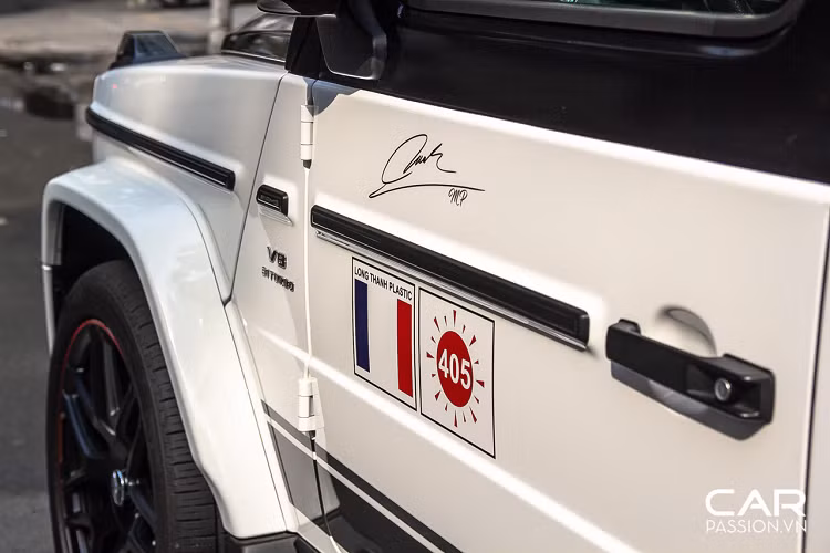 Đa số những chiếc G-Class thế hệ mới tại thị trường Việt Nam đều thuộc phiên bản giới hạn Edition 1 với nhiều chi tiết thể thao như phần mâm đa chấu cỡ lớn với viền đỏ thể thao, ốp gương được sơn đen với viền đỏ cũng như một số họa tiết trang trí trên thân xe. Tuy nhiên, để “đặc biệt hóa” cho chiếc xe của mình, những vị chủ nhân thường lựa chọn cách nâng cấp các bộ bodykit đầy hầm hố như Brabus hay TopCar, hoặc đơn giản hơn là trang trí chiếc xe của mình với lớp decal lạ mắt.