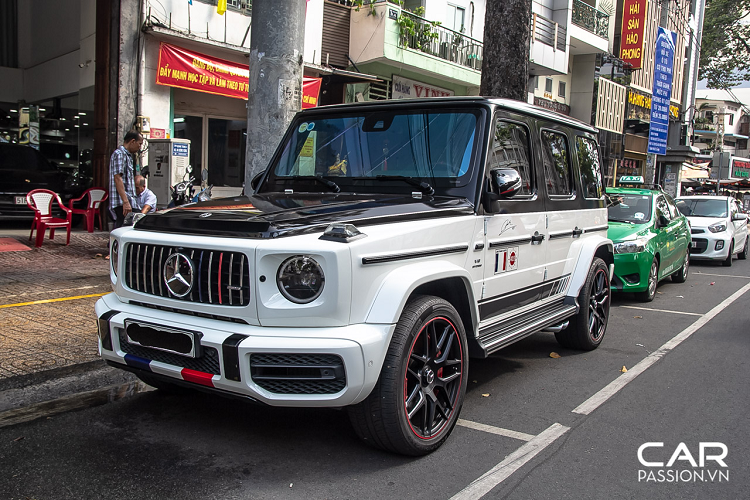 Mercedes-AMG G63 Edition 1 sử dụng động cơ V8 tăng áp kép, dung tích 4.0 lít, sản sinh công suất cực đại 577 mã lực và mô-men xoắn cực đại 850 Nm. Sức mạnh của động cơ được truyền tới bánh thông qua hộp số tự động 9 cấp. Chiếc SUV hầm hố này có khả năng tăng tốc 0 – 100 km/h chỉ trong 4,5 giây và có thể vận hành ổn định ở vận tốc lên đến 220 km/h