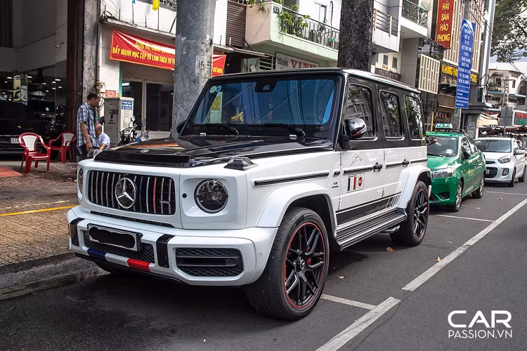 Mercedes-AMG G63 Edition 1 sử dụng động cơ V8 tăng áp kép, dung tích 4.0 lít, sản sinh công suất cực đại 577 mã lực và mô-men xoắn cực đại 850 Nm. Sức mạnh của động cơ được truyền tới bánh thông qua hộp số tự động 9 cấp. Chiếc SUV hầm hố này có khả năng tăng tốc 0 – 100 km/h chỉ trong 4,5 giây và có thể vận hành ổn định ở vận tốc lên đến 220 km/h