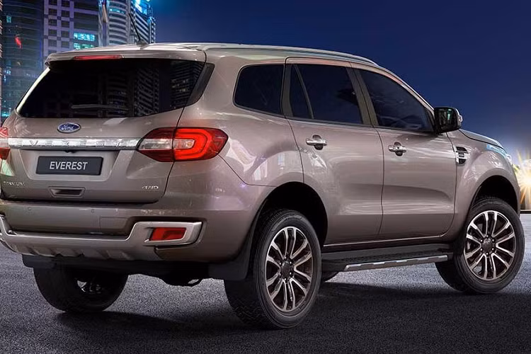 Everest Titanium Sport là phiên bản duy nhất được sơn màu đen cho lưới tản nhiệt, mâm xe, giá nóc, tay nắm cửa, bệ bước và gương chiếu hậu 2 bên.