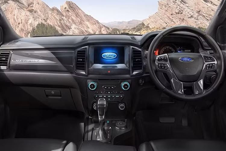 Ford Everest 2021 tiếp tục có 2 tùy chọn động cơ tại Thái Lan là diesel tăng áp đơn 2.0L và diesel tăng áp kép 2.0L. Động cơ 2.0L tăng áp đơn sản sinh công suất 132 mã lực và mô-men xoắn cực đại 420 Nm, động cơ tăng áp kép cho công suất 210 mã lực và mô-men xoắn cực đại 500 Nm. Cả 2 động cơ đều đi kèm với hộp số tự động 10 cấp.