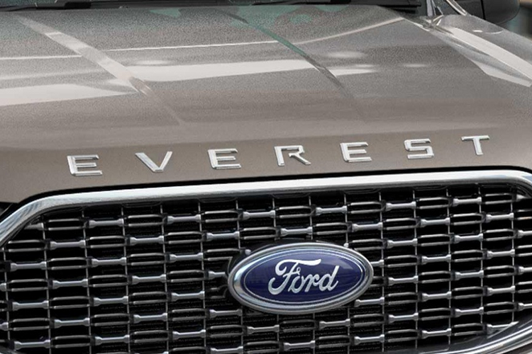 Nhìn từ phía trước, dễ dàng nhận thấy lưới tản nhiệt của Ford Everest thế hệ mới đã được thay đổi thiết kế từ dạng thanh ngang thành dạng lưới. Tất cả phiên bản mới đều được gắn thêm dòng chữ Everest phía trên lưới tản nhiệt.