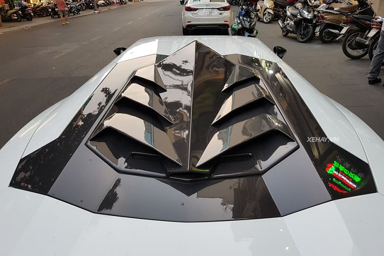 Bộ mâm Novitec x Vossen NV1 với vành to đi kèm lốp cực mỏng và bộ ổ khoá trung tâm giống kiểu của xe đua. Phần nắp động cơ nguyên bản cũng được thay mới hoàn toàn với việc nâng cấp lên loại làm bằng vật liệu carbon, cách điệu hình vây cá mập.