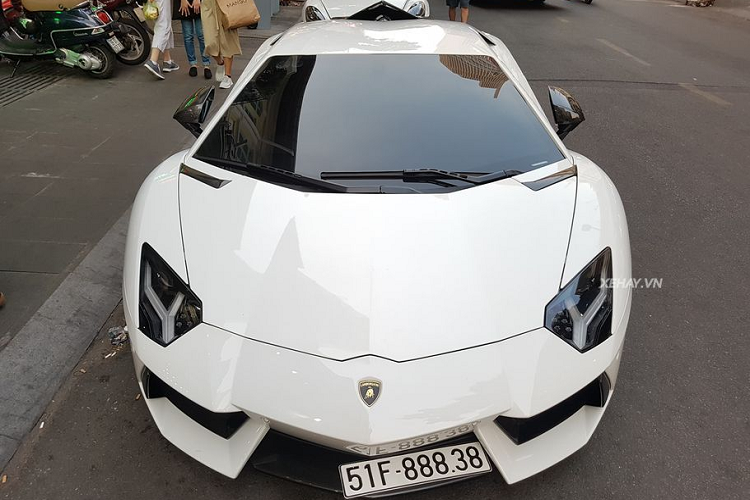 Về thiết kế, "siêu bò" Aventador được lấy cảm hứng từ những mẫu máy bay chiến đấu tàng hình của không quân Mỹ, đặc biệt từ hai chiếc F-117A Nighthawk và F-22 Raptor. Chính vì vậy, ngoài ngôn ngữ mang đậm nét Lamborghini ở các góc cạnh và đường thẳng xung quanh xe, Aventador còn toát lên vẻ gì đó rất tương lai và không giống bất cứ một mẫu xe nào khác trên đường.