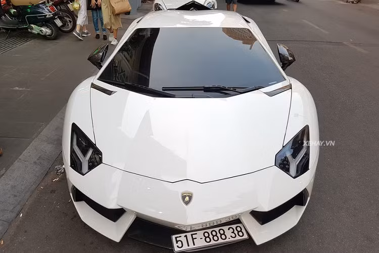 Về thiết kế, "siêu bò" Aventador được lấy cảm hứng từ những mẫu máy bay chiến đấu tàng hình của không quân Mỹ, đặc biệt từ hai chiếc F-117A Nighthawk và F-22 Raptor. Chính vì vậy, ngoài ngôn ngữ mang đậm nét Lamborghini ở các góc cạnh và đường thẳng xung quanh xe, Aventador còn toát lên vẻ gì đó rất tương lai và không giống bất cứ một mẫu xe nào khác trên đường.