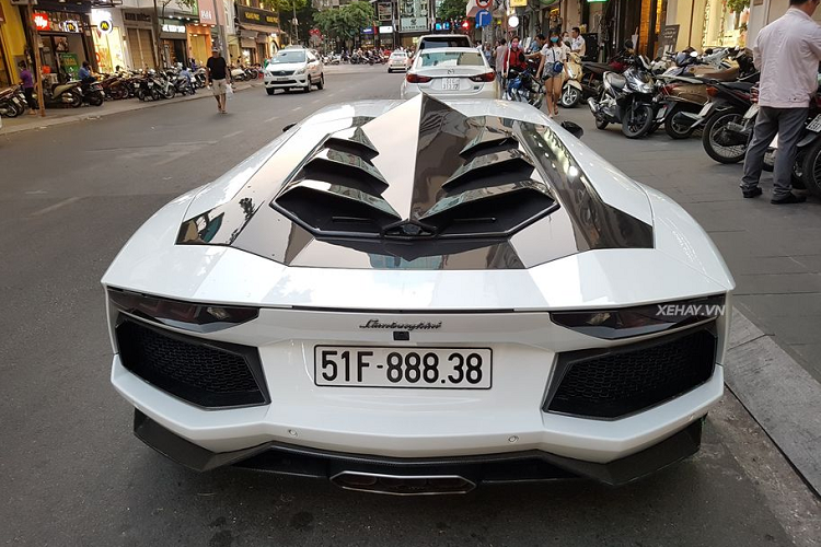 Có thể thấy, chiếc Lamborghini Aventador chính hãng độc nhất này sở hữu được một biển số khá đẹp. Theo phong thuỷ, 8 có nghĩa là phát, 3 là tài. Biển số 888.38 có thể tạm dịch là biển "đại phát tài"