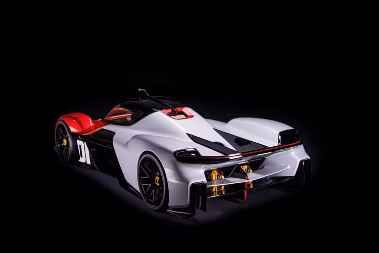 Cụ thể, mẫu 920, được tạo ra trong năm ngoái dưới dạng mô hình cỡ 1:1, là một trong những “siêu xe thể thao mang thiết kế tối thượng nhất” mà công ty từng phát triển. Họ mong muốn thiết kế một chiếc xe phù hợp cả đường phố và đường đua dựa trên xe đua LMP1, và có thể nói là họ đã thành công. Kết quả cuối cùng là một chiếc xe thể thao với khoang lái 1 ghế ngồi trung tâm đúng chất xe đua.