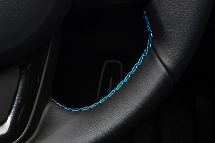 Bên trong Toyota GR Supra RZ Horizon Blue Edition 2021 là không gian nội thất bọc da thật màu đen và chất liệu Alcantara cao cấp. Chưa hết, trên ghế, vô lăng, mặt táp-lô và mặt cửa đều được khâu bằng chỉ màu xanh dương sao cho "tông xuyệt tông" với ngoại thất.