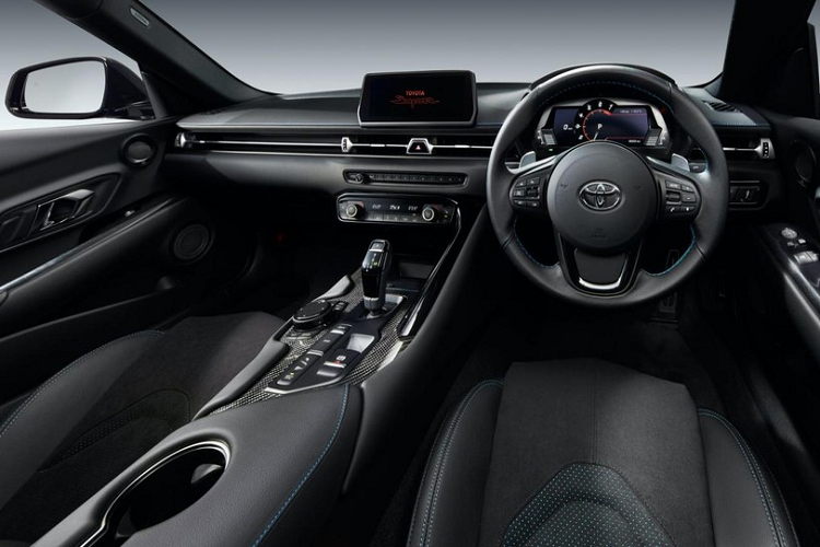 Điểm nhấn của Toyota GR Supra 2021 mới nằm ở 2 phiên bản đặc biệt mới mang tên RZ Horizon Blue Edition và RZ Matte Storm Gray Metallic. Số lượng sản xuất của 2 phiên bản này lần lượt là 100 chiếc và 27 chiếc.