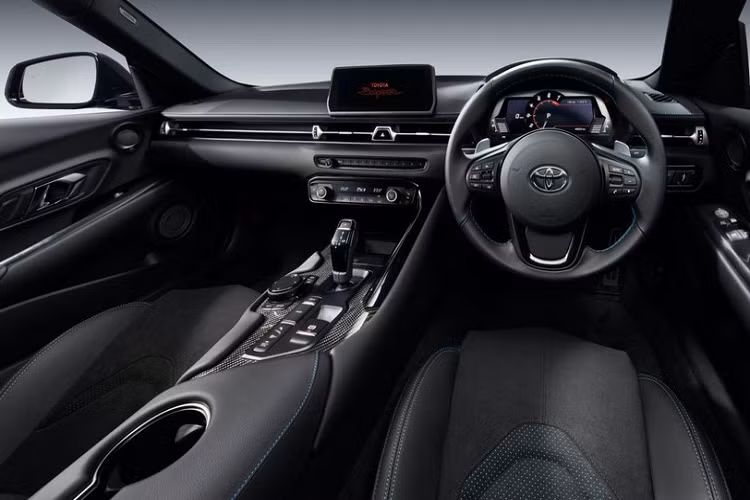 Điểm nhấn của Toyota GR Supra 2021 mới nằm ở 2 phiên bản đặc biệt mới mang tên RZ Horizon Blue Edition và RZ Matte Storm Gray Metallic. Số lượng sản xuất của 2 phiên bản này lần lượt là 100 chiếc và 27 chiếc.