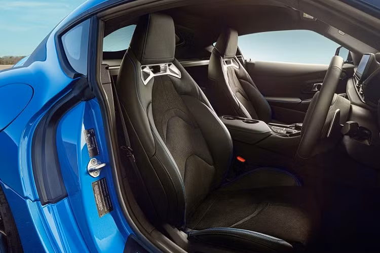 Đúng như tên gọi, Toyota GR Supra RZ Horizon Blue Edition 2021 sở hữu màu sơn ngoại thất xanh dương đặc biệt. Màu sơn này kết hợp với những chi tiết ngoại thất màu đen nhám như bộ vành hợp kim 19 inch, vỏ gương ngoại thất, cánh gió trước, thanh ba-bô-lê bên sườn và bộ khuếch tán sau.