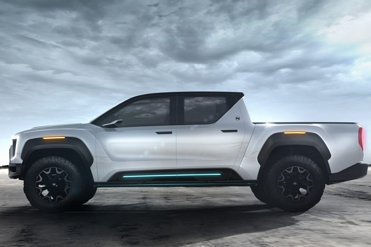 Về hiệu năng của xe, Nikola cho biết chiếc Badger của họ có thể đạt công suất cực đại ở mức 906 mã lực với công suất hành trình sẽ đều ở mức 455 mã lực. Cùng với đó, mô-men xoắn cực đại của xe sẽ ở mức 1.329 Nm và chiếc bán tải này có khả năng kéo đến 3.629 kg. Thùng xe phía sau sẽ được trang bị cổng điện 15 kW để phục vụ các công cụ sử dụng điện khi chủ xe cần đến.