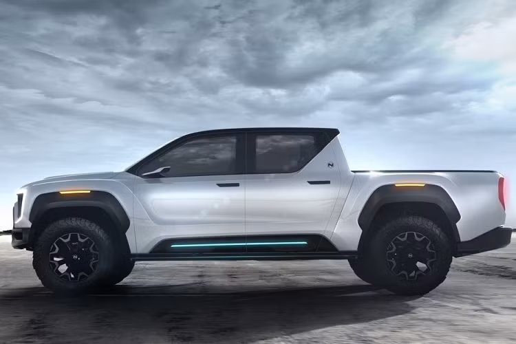 Về hiệu năng của xe, Nikola cho biết chiếc Badger của họ có thể đạt công suất cực đại ở mức 906 mã lực với công suất hành trình sẽ đều ở mức 455 mã lực. Cùng với đó, mô-men xoắn cực đại của xe sẽ ở mức 1.329 Nm và chiếc bán tải này có khả năng kéo đến 3.629 kg. Thùng xe phía sau sẽ được trang bị cổng điện 15 kW để phục vụ các công cụ sử dụng điện khi chủ xe cần đến.