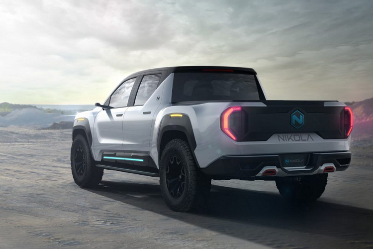 Nikola Badger chạy điện mới sở hữu kích thước tổng thể 5.900 mm x 2.160 mm x 1.850 mm (dài x rộng x cao), lớn hơn chút khi đặt cạnh Chevrolet Silverado 1500. Xe có thiết kế hầm hồ với cản trước chống va đập từ địa hình bên dưới, tích hợp cùng dãy LED chiếu sáng. Lưới tản nhiệt của xe được thiết kế đặc trưng, hệ thống đèn định vị ban ngày có một chút hơi hướng giống với GMC Sierra.