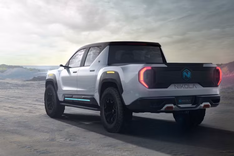 Nikola Badger chạy điện mới sở hữu kích thước tổng thể 5.900 mm x 2.160 mm x 1.850 mm (dài x rộng x cao), lớn hơn chút khi đặt cạnh Chevrolet Silverado 1500. Xe có thiết kế hầm hồ với cản trước chống va đập từ địa hình bên dưới, tích hợp cùng dãy LED chiếu sáng. Lưới tản nhiệt của xe được thiết kế đặc trưng, hệ thống đèn định vị ban ngày có một chút hơi hướng giống với GMC Sierra.