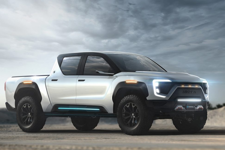 Bên trong, khoang nội thất của Badger được Nikola thiết kế tối giản với vô-lăng đặc biệt, hai màn hình lớn, một hiển thị thông tin và một phục vụ giải trí, đặt trên bản táp-lô có viền kim loại.