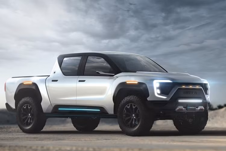 Bên trong, khoang nội thất của Badger được Nikola thiết kế tối giản với vô-lăng đặc biệt, hai màn hình lớn, một hiển thị thông tin và một phục vụ giải trí, đặt trên bản táp-lô có viền kim loại.