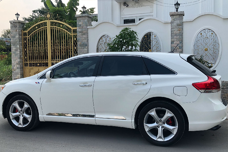 Toyota Venza bản 3.5 AWD này là một lựa chọn thú vị để phục vụ cho gia đình nhỏ với chi phí mua xe trên dưới 700 triệu đồng, khi dòng xe này mang nhiều điểm mạnh ở độ an toàn cao vì xe nhập Mỹ, nội thất rộng rãi cung cấp nhiều tiện nghi cho người dùng.