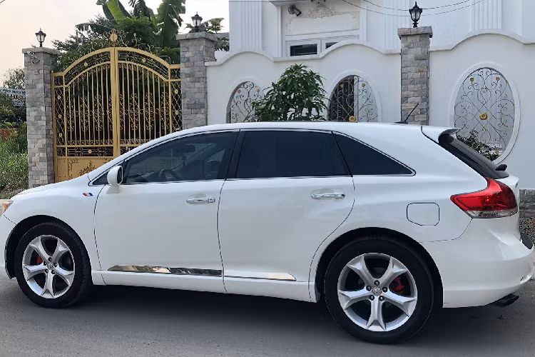 Toyota Venza bản 3.5 AWD này là một lựa chọn thú vị để phục vụ cho gia đình nhỏ với chi phí mua xe trên dưới 700 triệu đồng, khi dòng xe này mang nhiều điểm mạnh ở độ an toàn cao vì xe nhập Mỹ, nội thất rộng rãi cung cấp nhiều tiện nghi cho người dùng.