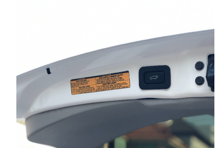 Đề nổ Start/Stop, sưởi ghế, camera lùi, màn hình DVD cảm ứng, cốp điện,… Bên cạnh nhiều công nghệ an toàn và hỗ trợ lái như kiểm soát hành trình, cảm biến áp suất lốp, hỗ trợ khởi hành ngang dốc, hệ thống hỗ trợ đỗ xe và 10 túi khí.