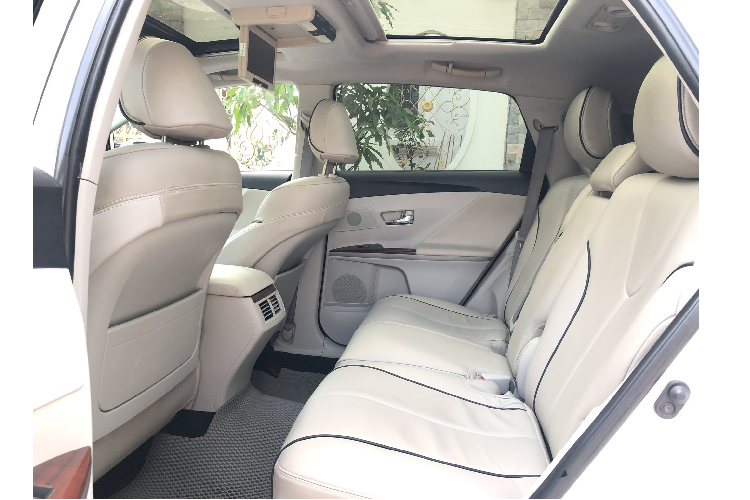 Bên dưới nắp ca-pô Venza là động cơ V6 3.5L hút khí tự nhiên (2GR-FE) cho công suất tối đa 268 mã lực tại 6.200 vòng/phút và mô-men xoắn cực đại 336Nm đạt được tại 4.700 vòng/phút. Sức mạnh được truyền xuống bốn bánh (AWD) thông qua hộp số tự động 6 cấp (6AT). Bên cạnh bản 3.5L, Venza còn có phiên bản 4cyl 2.7L thấp hơn sử dụng hệ dẫn động cầu trước.