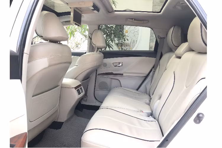 Bên dưới nắp ca-pô Venza là động cơ V6 3.5L hút khí tự nhiên (2GR-FE) cho công suất tối đa 268 mã lực tại 6.200 vòng/phút và mô-men xoắn cực đại 336Nm đạt được tại 4.700 vòng/phút. Sức mạnh được truyền xuống bốn bánh (AWD) thông qua hộp số tự động 6 cấp (6AT). Bên cạnh bản 3.5L, Venza còn có phiên bản 4cyl 2.7L thấp hơn sử dụng hệ dẫn động cầu trước.