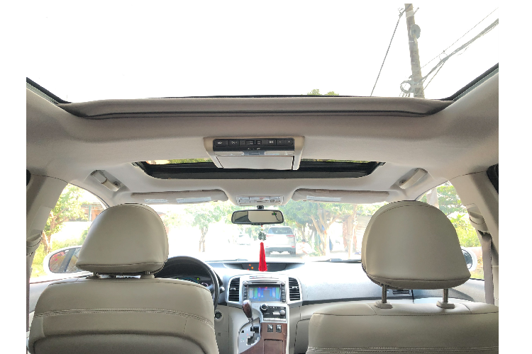 Cần số đặt dọc trên bảng điều khiển là một nét đặc trưng của dòng Venza, tuy nhiên nhiều người không thích kiểu bố trí này. Nội thất Toyota Venza cung cấp nhiều tiện nghi với ghế ngồi bọc da, ghế lái chỉnh điện 8 hướng, ghế phụ 4 hướng chỉnh điện. Trang bị “tới nóc” thời ấy với 2 cửa sổ trời riêng biệt cho hàng ghế trước và sau.