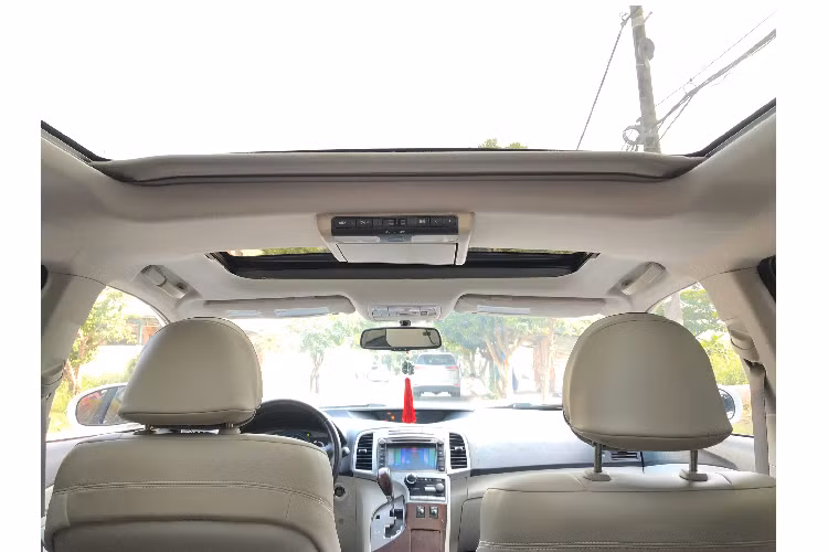 Cần số đặt dọc trên bảng điều khiển là một nét đặc trưng của dòng Venza, tuy nhiên nhiều người không thích kiểu bố trí này. Nội thất Toyota Venza cung cấp nhiều tiện nghi với ghế ngồi bọc da, ghế lái chỉnh điện 8 hướng, ghế phụ 4 hướng chỉnh điện. Trang bị “tới nóc” thời ấy với 2 cửa sổ trời riêng biệt cho hàng ghế trước và sau.