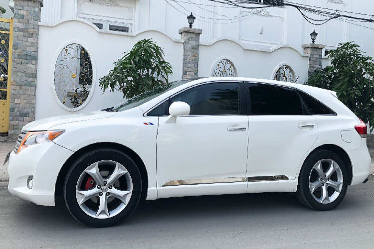  Tại thời điểm mới ra mắt, Toyota Venza nhập khẩu được khá nhiều khách Việt khá giả tìm đến vì nó “gầm cao máy thoáng” mới mẽ hơn lựa chọn chơi Camry nhập Mỹ. Trải qua 10 năm, ngoại thất chiếc Venza này vẫn còn “cứng” và không hề lỗi thời. Đây là một ưu điểm trong thiết kế của xe Toyota, Lexus hay xe Nhật nói chung, vốn rất bền dáng theo thời gian. 