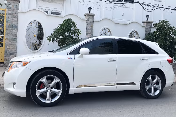  Tại thời điểm mới ra mắt, Toyota Venza nhập khẩu được khá nhiều khách Việt khá giả tìm đến vì nó “gầm cao máy thoáng” mới mẽ hơn lựa chọn chơi Camry nhập Mỹ. Trải qua 10 năm, ngoại thất chiếc Venza này vẫn còn “cứng” và không hề lỗi thời. Đây là một ưu điểm trong thiết kế của xe Toyota, Lexus hay xe Nhật nói chung, vốn rất bền dáng theo thời gian. 