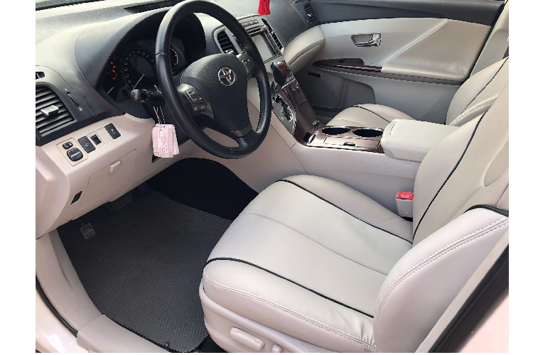 Dẫu vậy, tại thời điểm cách đây 10 năm giá bán của “Camry gầm cao” khá cao với mức giá hơn 65.000 USD cho phiên bản sử dụng động cơ V6 3.5L AWD, thậm chí giá xe Toyota Venza nhập Mỹ cao hơn cả Camry nhập. Chính vì thế, Venza từng là mẫu xe mơ ước của rất nhiều người tại Việt Nam.