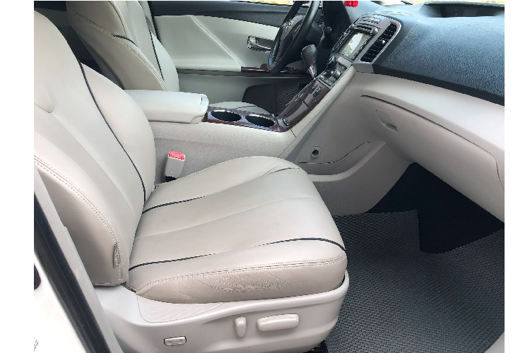 Sau gần 10 năm, người mua có thể chạm tay vào Toyota Venza nhập Mỹ đã qua sử dụng đang được rao bán rộng rãi như phiên bản “full options” V6 3.5 AWD đời 2010 này hiện đang được chào bán với mức giá 695 triệu đồng, mức giá ngang tầm một mẫu xe hạng C phổ thông hiện nay. Trong khi các phiên bản 2.7L được rao bán với mức giá thấp hơn.