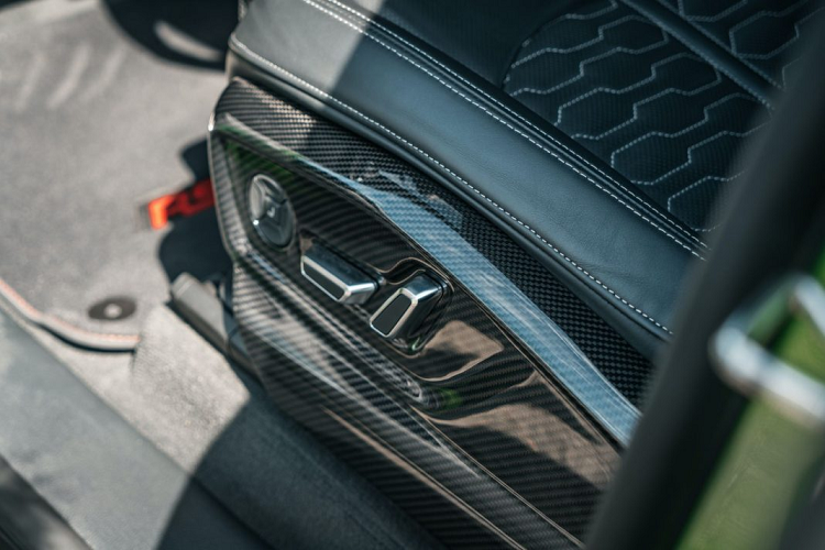 Những bộ phận của gói bodykit này được làm bằng chất liệu carbon.