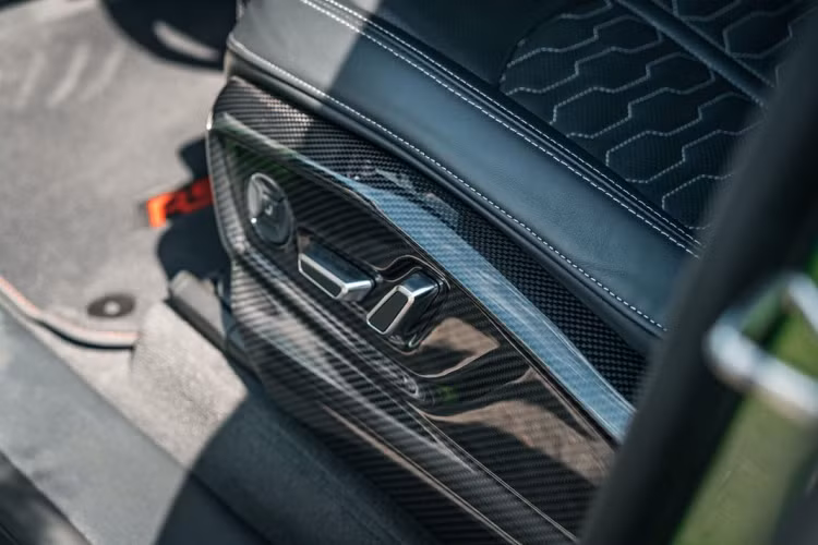 Những bộ phận của gói bodykit này được làm bằng chất liệu carbon.