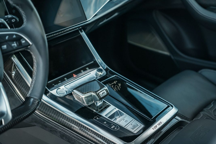 Không chỉ gây ấn tượng bởi những nâng cấp về sức mạnh, RSQ8-R còn sở hữu ngoại thất với bộ bodykit đem lại vẻ ngoài cực kỳ hầm hố, mạnh mẽ hơn đáng kể só với nguyên bản.