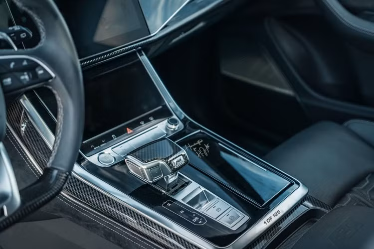 Không chỉ gây ấn tượng bởi những nâng cấp về sức mạnh, RSQ8-R còn sở hữu ngoại thất với bộ bodykit đem lại vẻ ngoài cực kỳ hầm hố, mạnh mẽ hơn đáng kể só với nguyên bản.