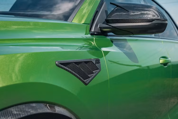 Ngoài ra, chiếc xe được trang bị bộ mâm đa chấu ABT High Performance HR có kích thước lên tới 23 inch đi kèm với bộ lốp 295/35 R23.