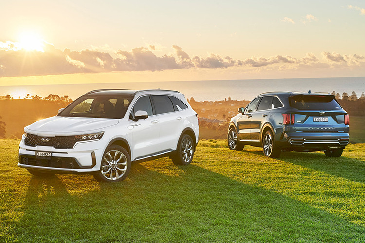 Ngày 14/9 tới đây, THACO sẽ công bố chính thức các trang bị trên mẫu Kia Sorento 2021 lắp ráp ở Chu Lai. Với bước đi từng thực hiện với Kia Seltos, người tiêu dùng đang mong chờ đơn vị này không bỏ đi quá nhiều các option có trên Kia Sorento ở nước ngoài. Đáng chú ý nữa là mức giá xe Kia Sorento 2021 được kỳ vọng là không quá cao so với các đối thủ cùng phân khúc tại thị trường Việt Nam.